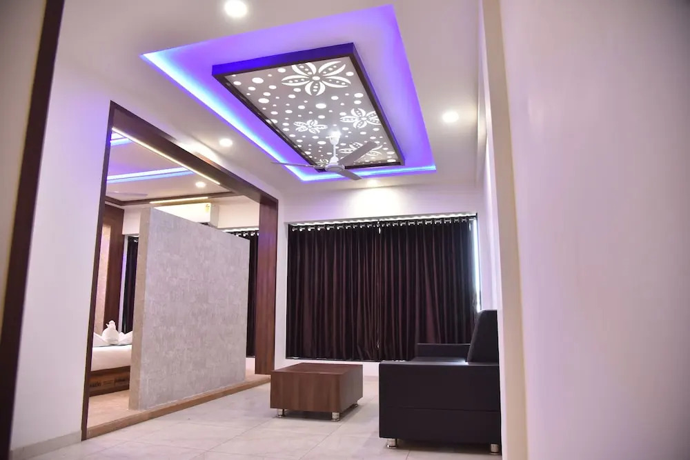 Hotel Savera Inn