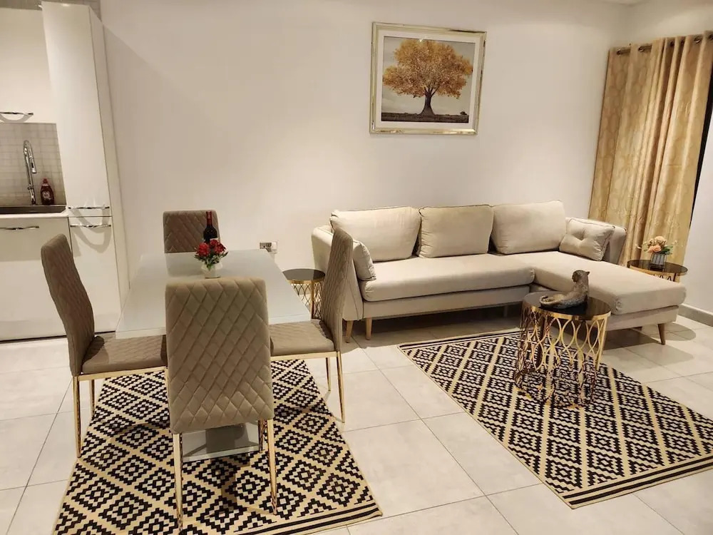 Elegant & Luxury Gem-5 Star Location -pools, Gym!