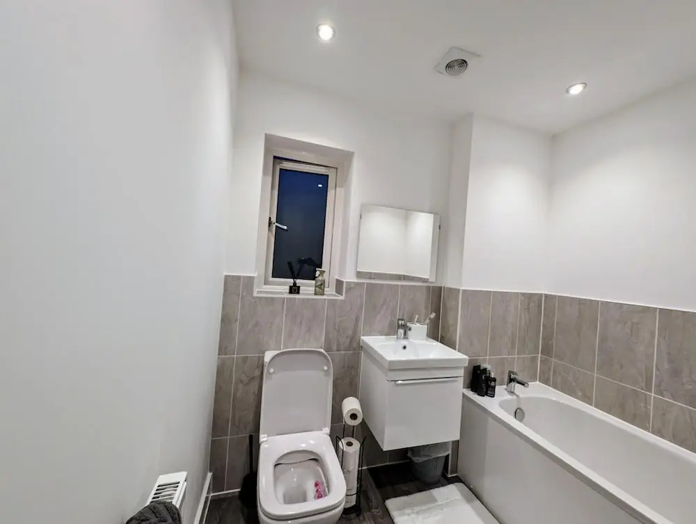 Charming 4-bed House in Newport