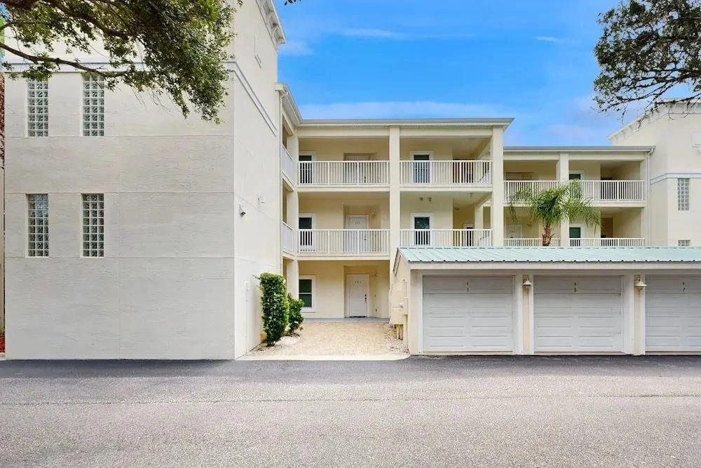 Dog-friendly Vacation Home Close to the Beach With Pool & Screened Porch