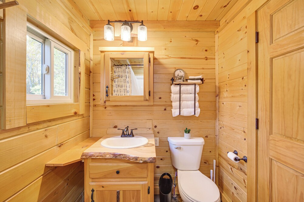 Northwoods Nature Escape! Lakefront Hayward Cabin