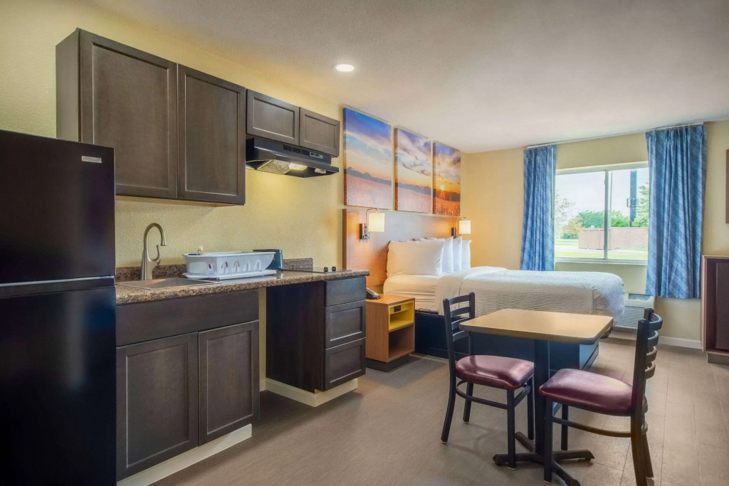 Days Inn by Wyndham Evansdale Waterloo