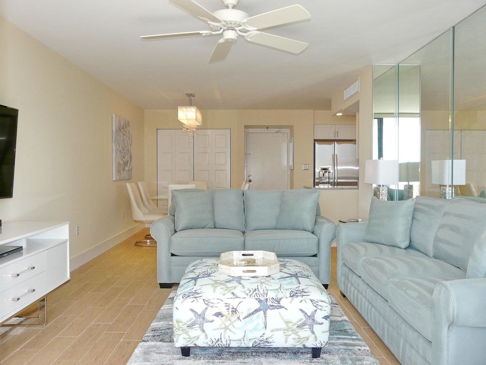 Inviting Condo on Beach With Pool and Tennis Courts