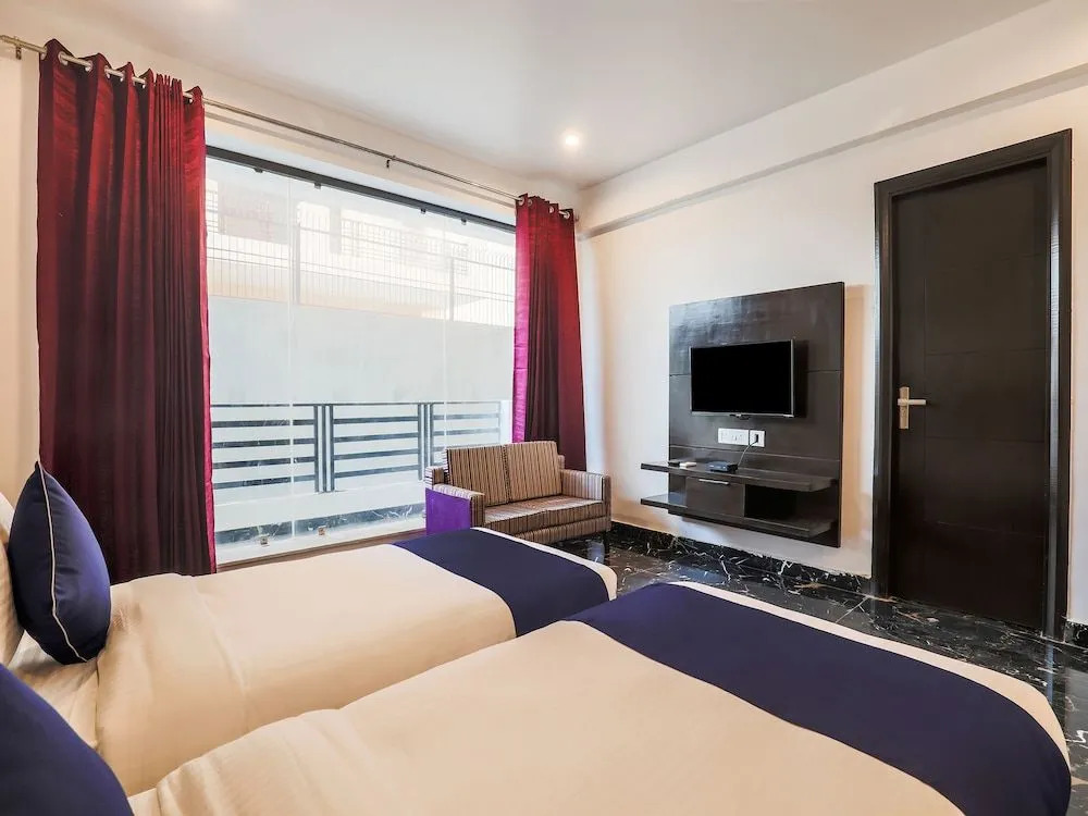 OYO 24269 Silverkey Medanta Sec 38