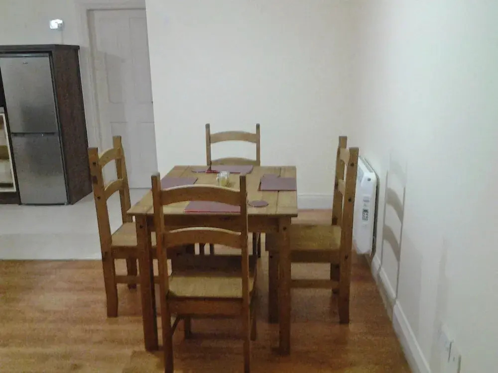 Galway 2-bed Apt, Sleeps 4, 5-min Walk to Station