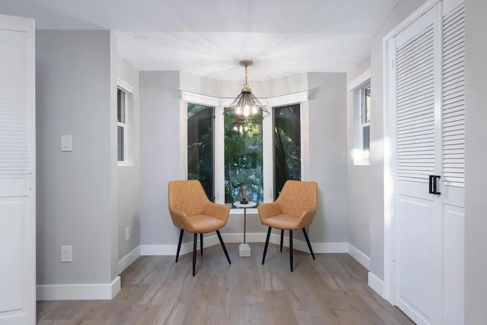 Hidden Valley Pl - 90210 Villa With Canyon Views and a Large Private Backyard