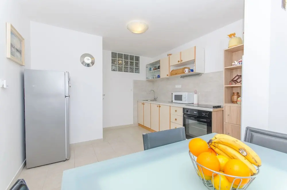 Spacious apartment Neven near center, with two AC units