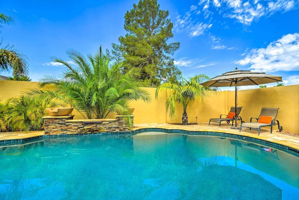 Snowbirds! Group Getaway w/ Hot Tub in Scottsdale