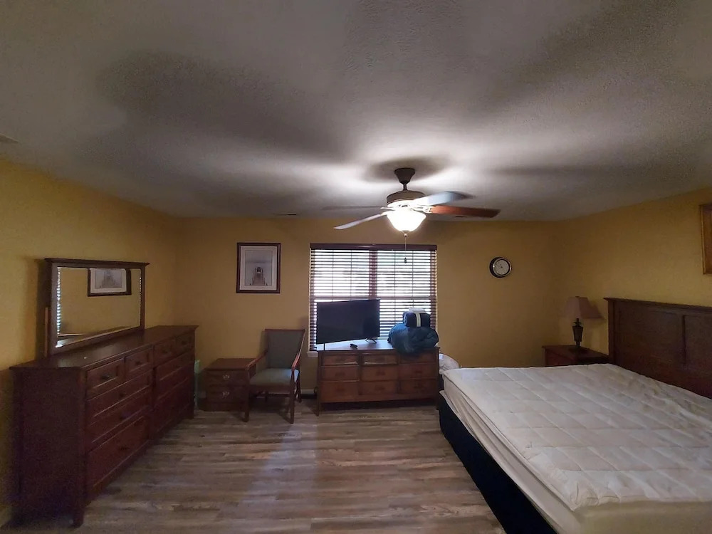 Blue Bird Hill with Deck & Middle of Branson Location