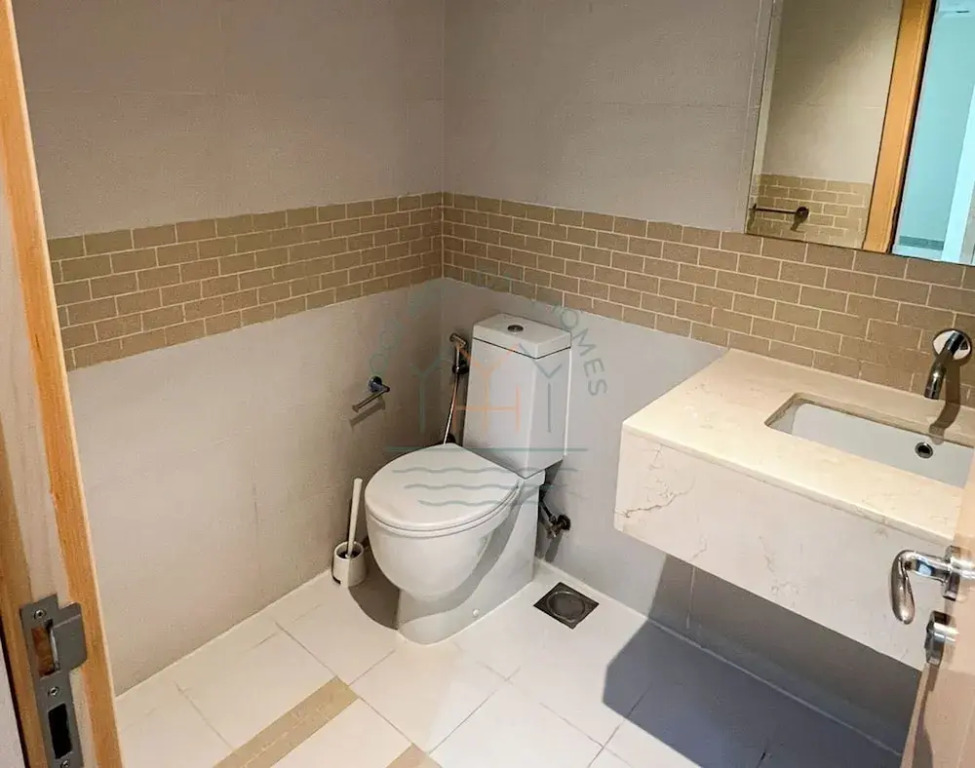 Blakely 2BR Lakeview Retreat With Open Balcony