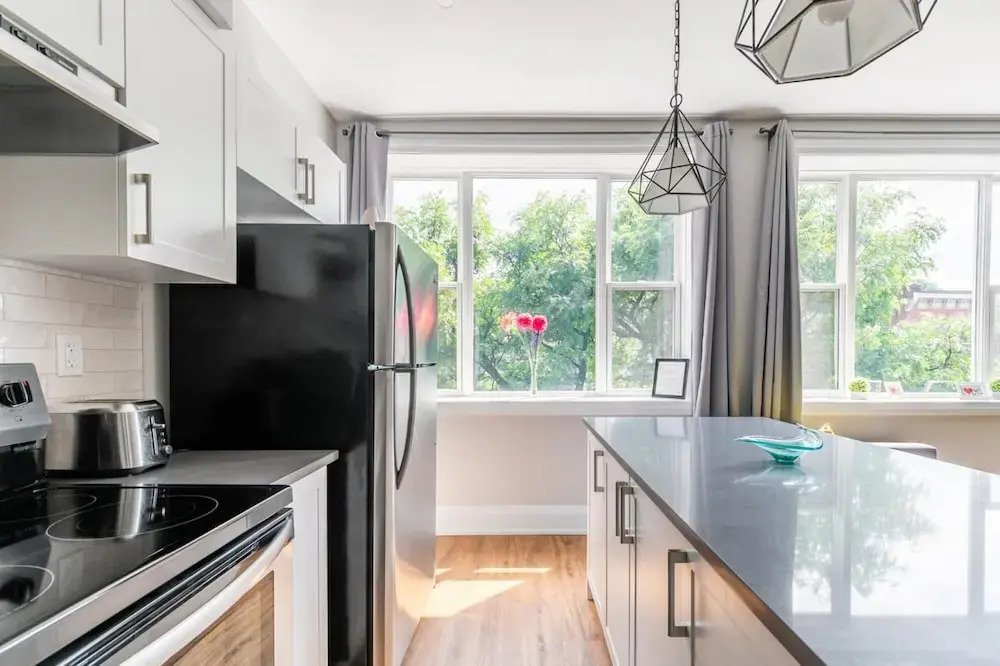 Stylish 2Br Apartment in the Heart of Hamilton 3