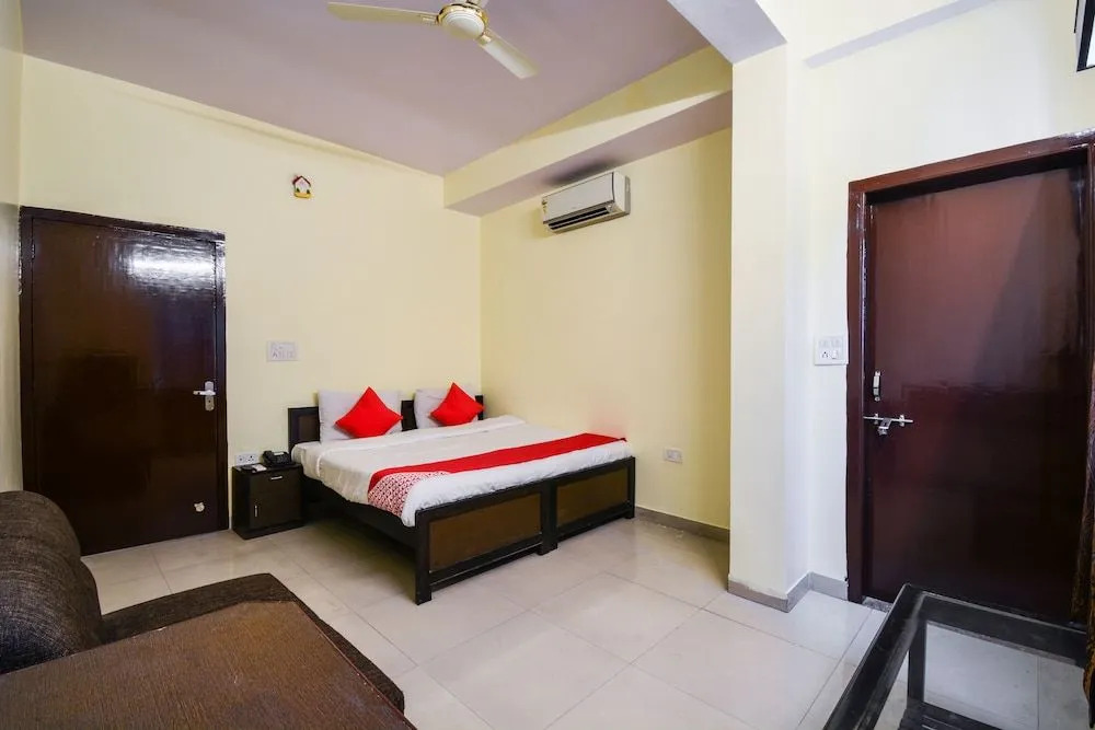 OYO 16940 Hotel Royal Murli