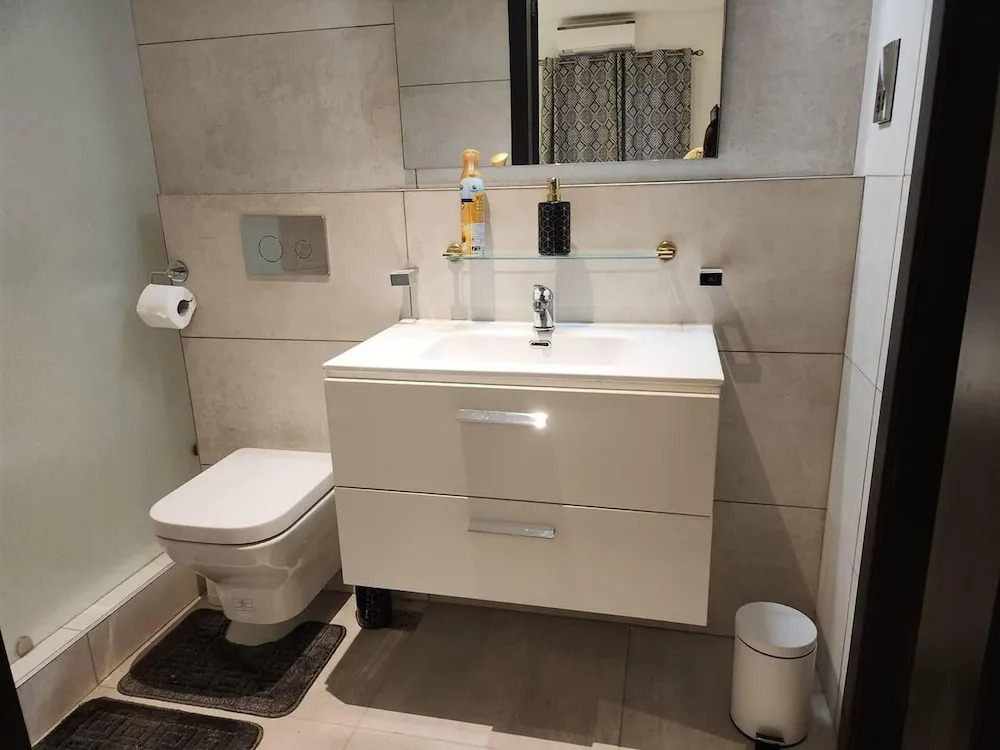 Luxurious & Comfy Gem-5 Star Location-pools, Gym!