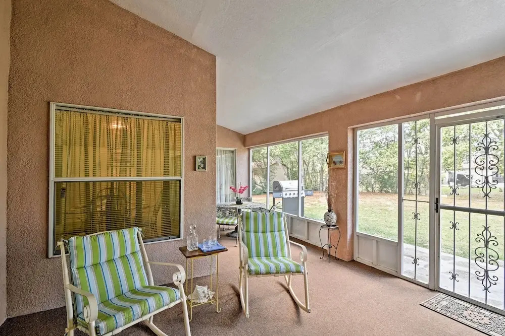Bright Spring Hill Home: 5 Mi to Weeki Wachee Park