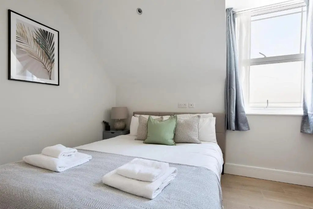 Elegant 2 Bed Flat with Balcony in Finchley