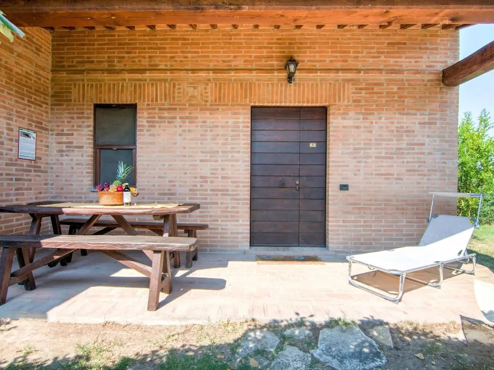 Farmhouse by Lake Trasimeno with Pool