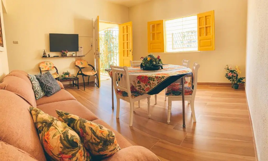 Casa agradável, próxima a praia e ao centro.