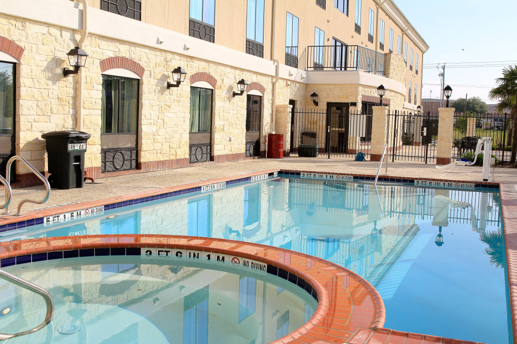 Holiday Inn Express & Suites Floresville by IHG