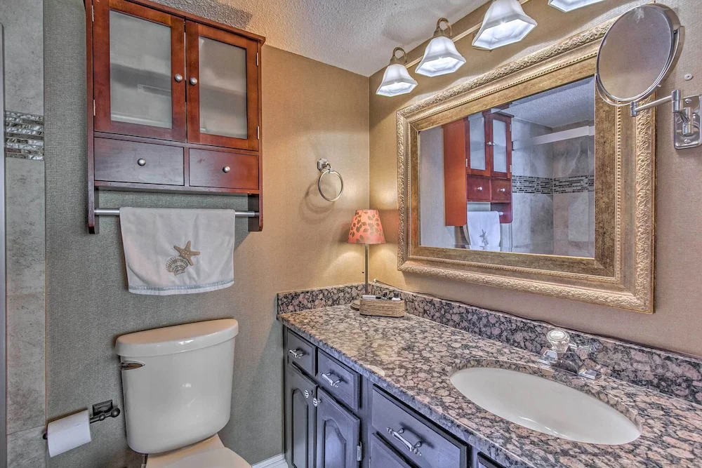 11th-floor PCB Condo w/ Ocean View, Walk to Dining