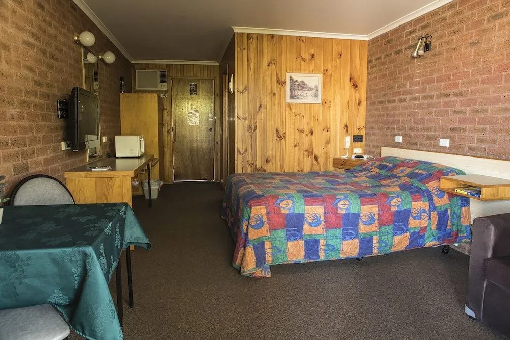 Country Roads Motor Inn