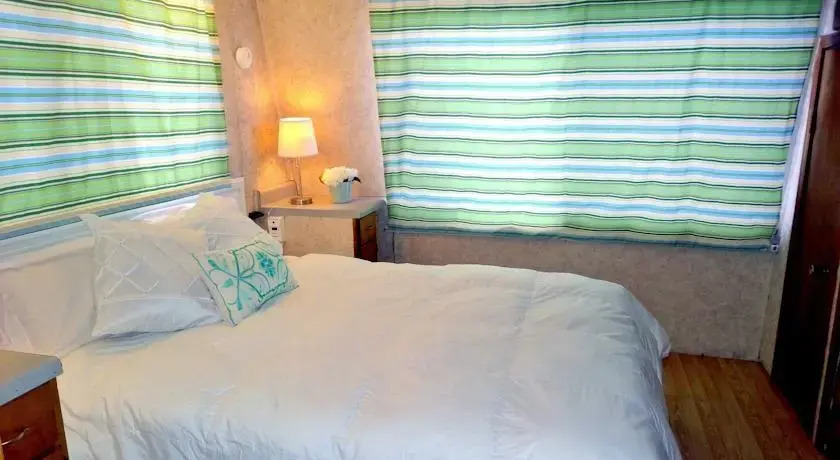 Bayou Rehab Houseboat Rental