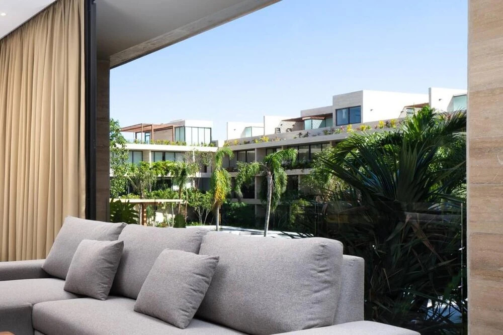 Light Filled And Stylish Studio Private Balcony Pool View Free Shuttle to the Beach Club Gym
