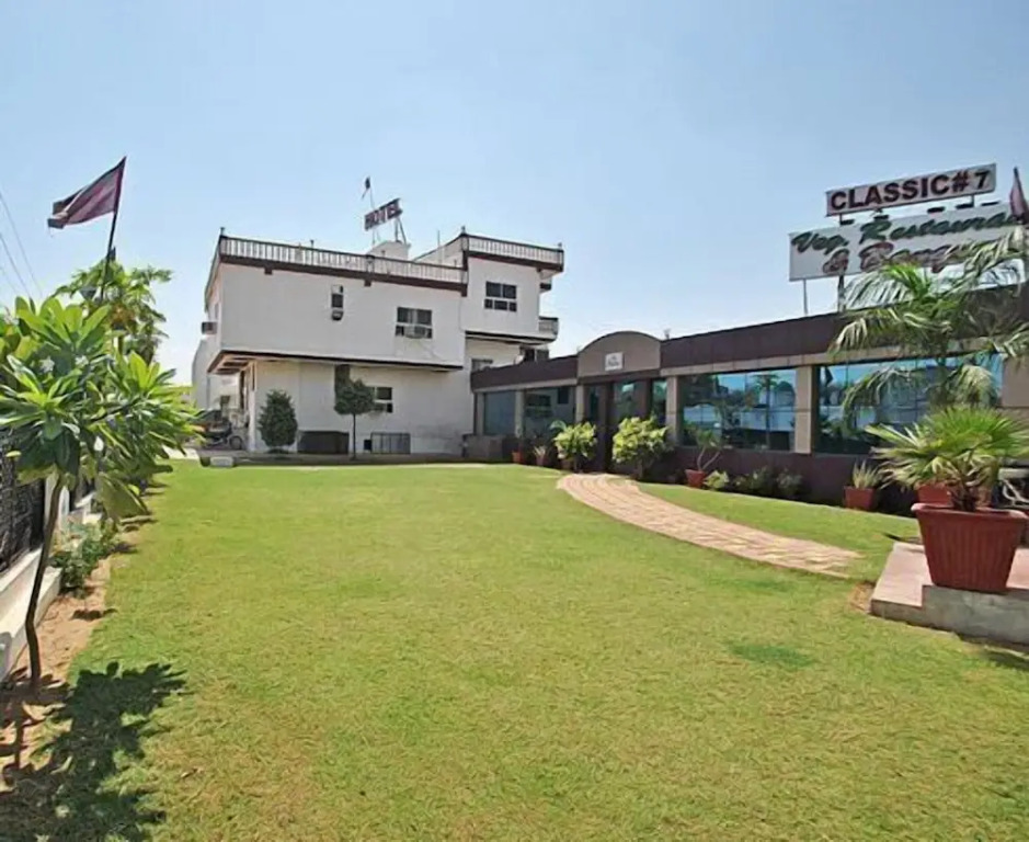 OYO 11754 Hotel Classic 7