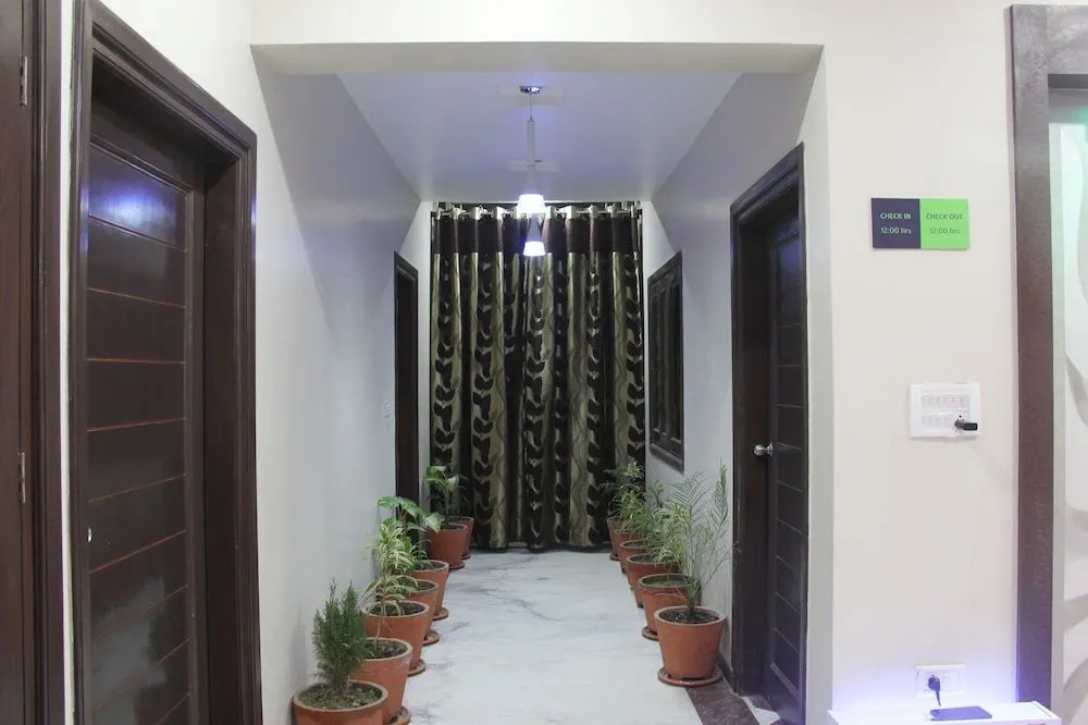 OYO 4096 Hotel Divyanshi