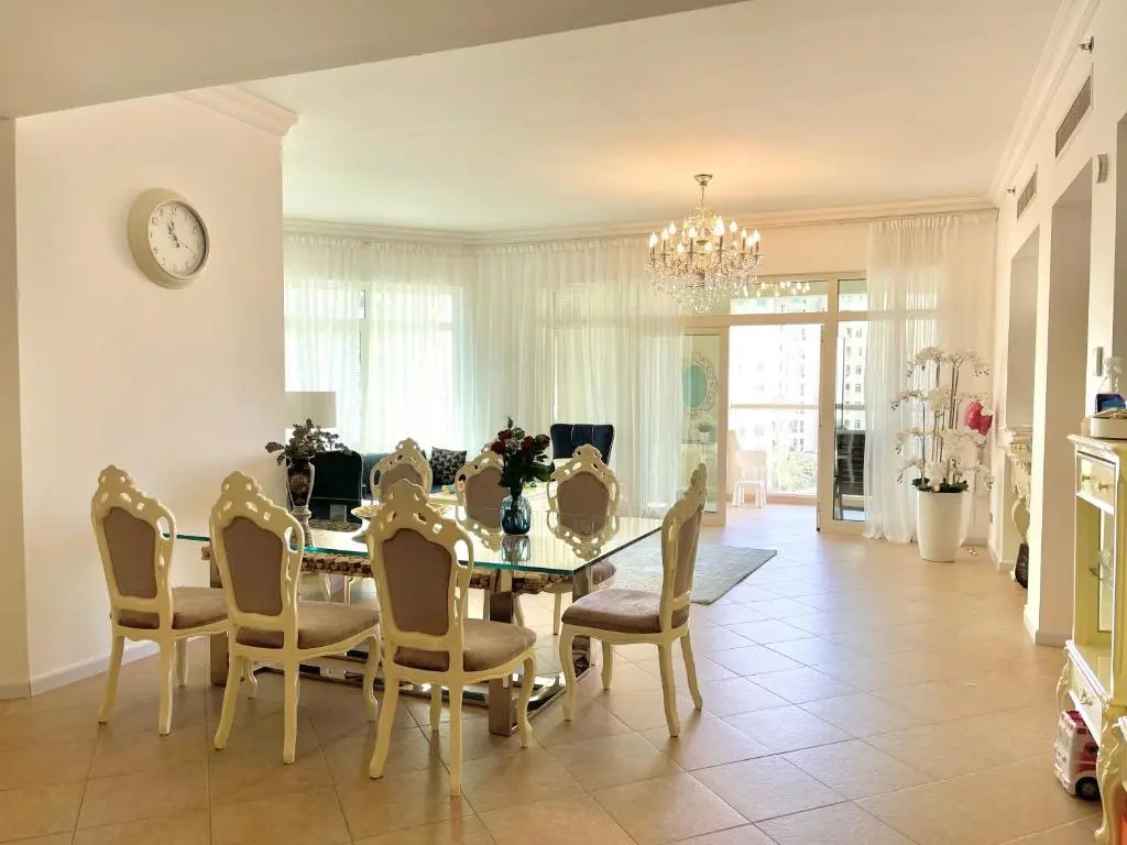 Luxury, Spacious, Beachfront, 3BD Apartment with private beach access!