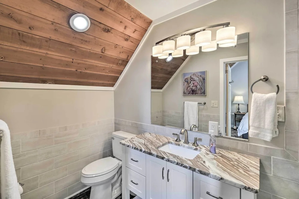 Deck & Mtn Views: 'fain Chalet' in Kingsport