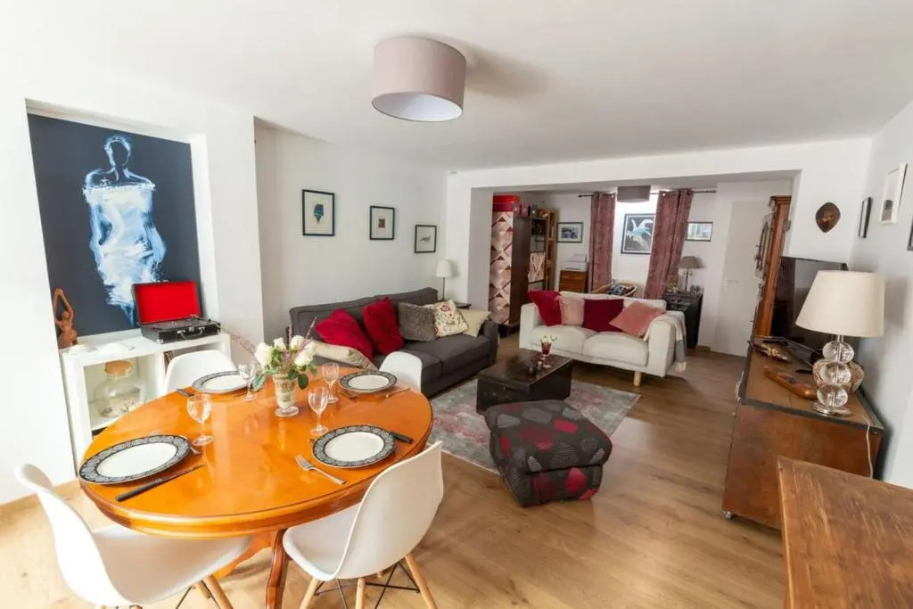 Furnished Apartment Near Palais de la Justice With 2 Bedrooms & a Garden