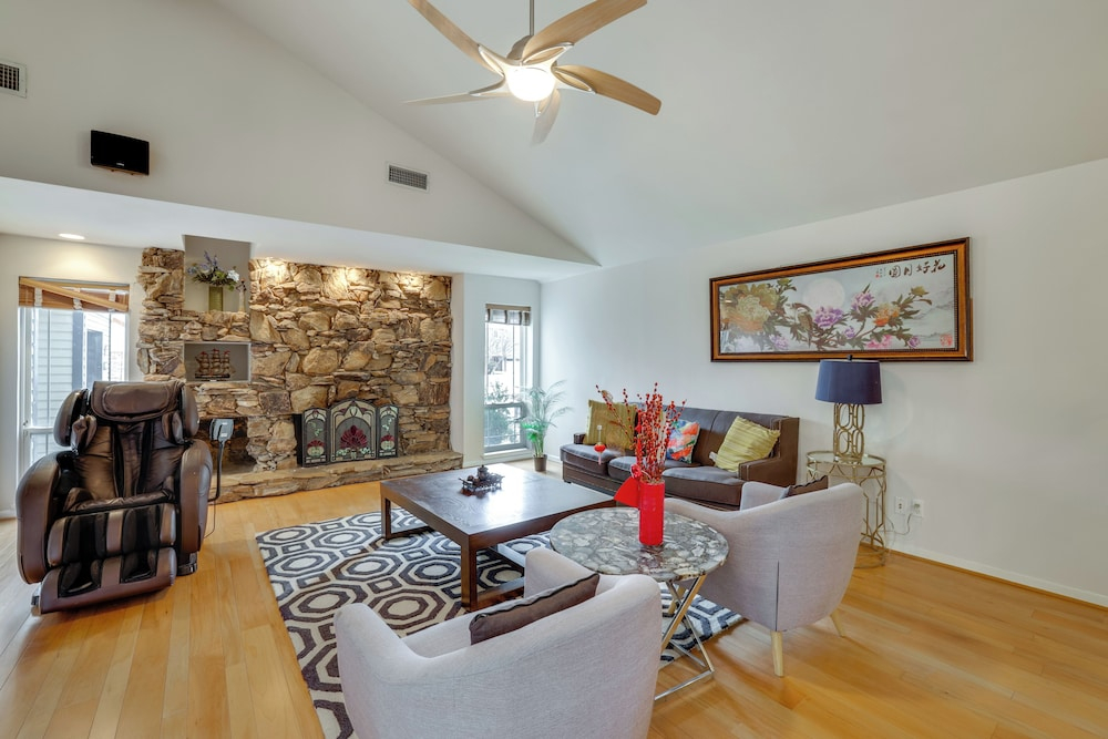 6 Mi to Dtwn Garland: Group Getaway w/ Pool Access