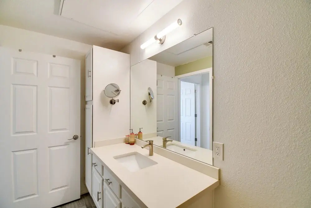'red Rox' Phoenix Condo w/ Patio ~ 3 Mi to Airport