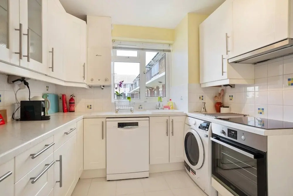 Spacious 3 Bed Flat W/communal Garden in Euston