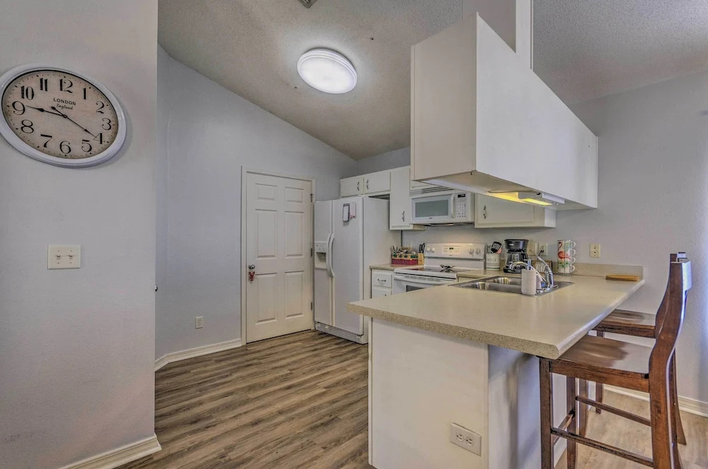 Home 10 Mi to Downtown Pensacola: Pets Welcome!