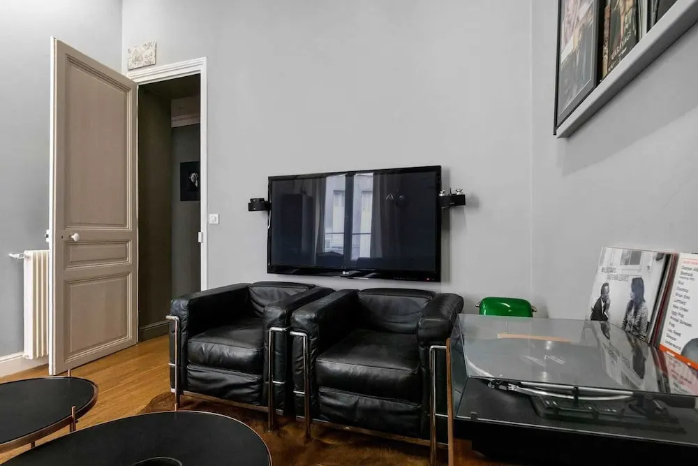 Lovely Mezzanine Apartment Near Buttes Chaumont Park
