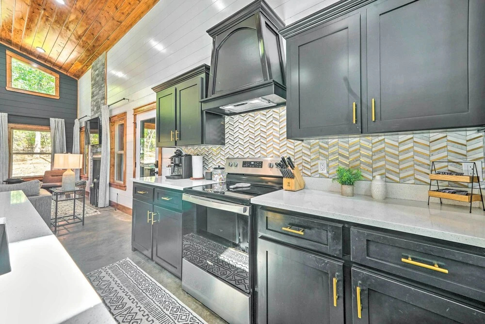 Chic Broken Bow Cabin With Hot Tub & Gas Grill!