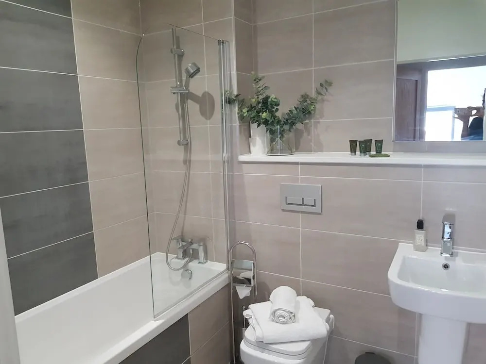 Select Serviced Accommodation - Summit House
