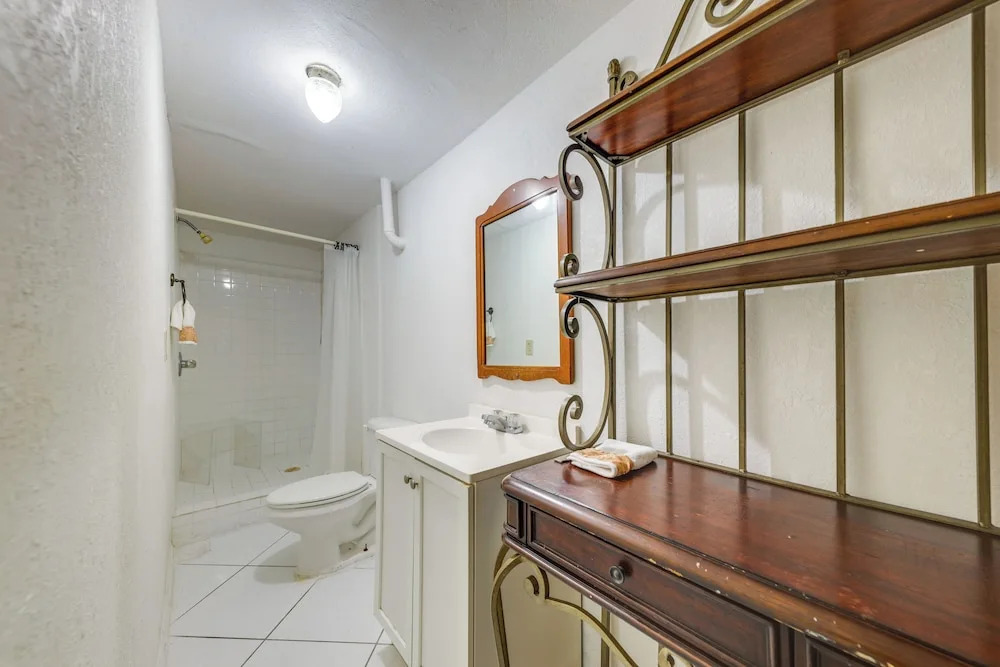 5 Mi to Hollywood Blvd! Miramar Apt w/ Shared Pool