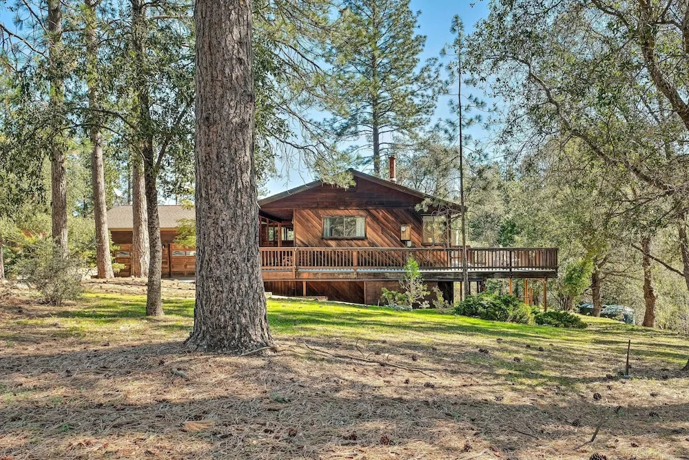 Groveland Cabin w/ Outdoor Perks & Game Room
