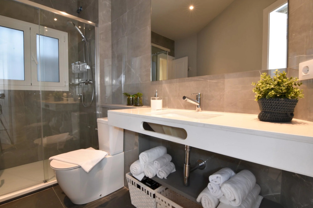Liceu in Barcelona with 2 bedrooms and 1 bathrooms