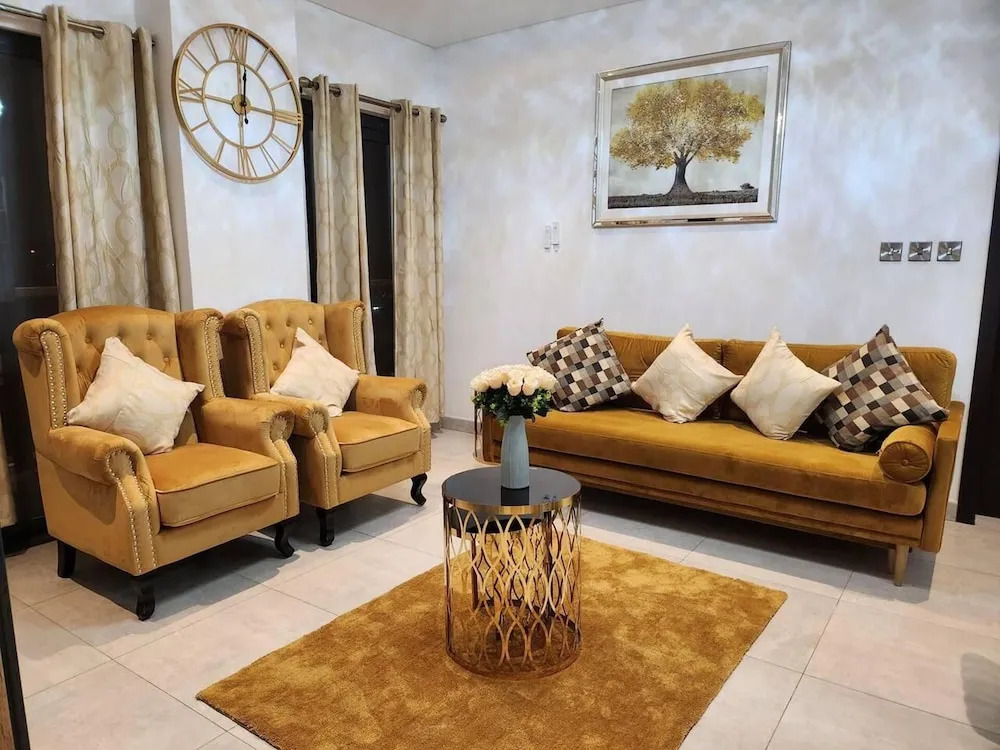 Impeccable & Cozy Gem-5 Star Location - Pools, Gym