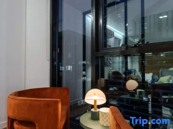 High-Rise CBD Apt L50 | Luxe City Views + Parking