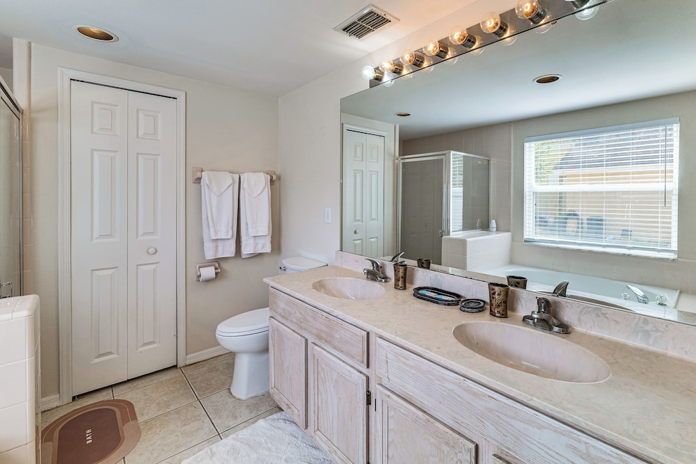 < 5 Mi to Disney Parks: Spacious Home w/ Lanai
