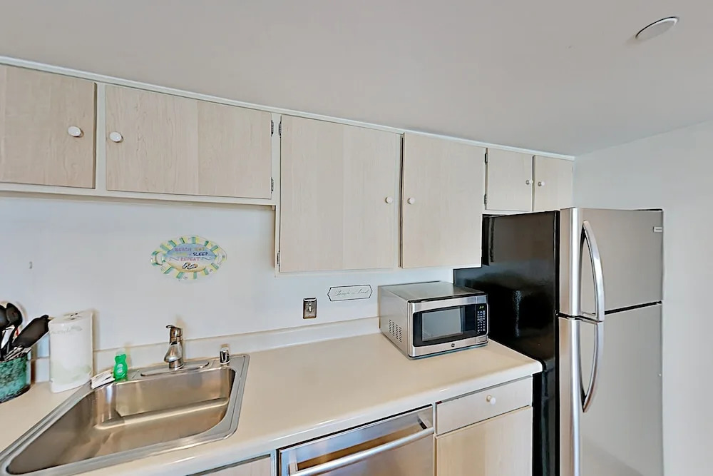 Ocean & Bay-view W/ Pool, Easy Beach Access! 2 Bedroom Condo