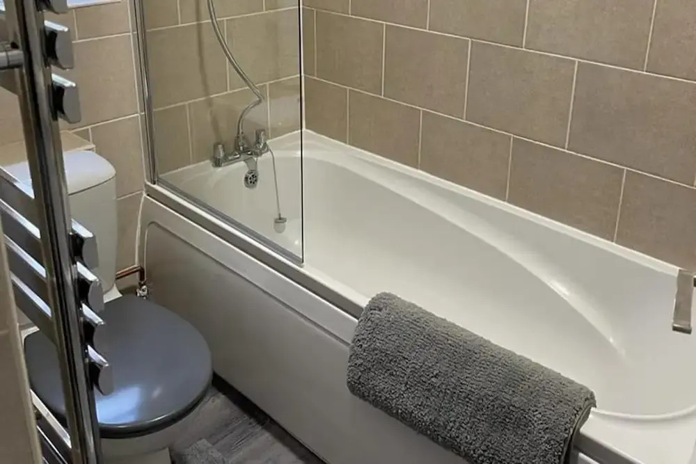 2-bed, Sleeps 4, Free Parking, Pets Allowed
