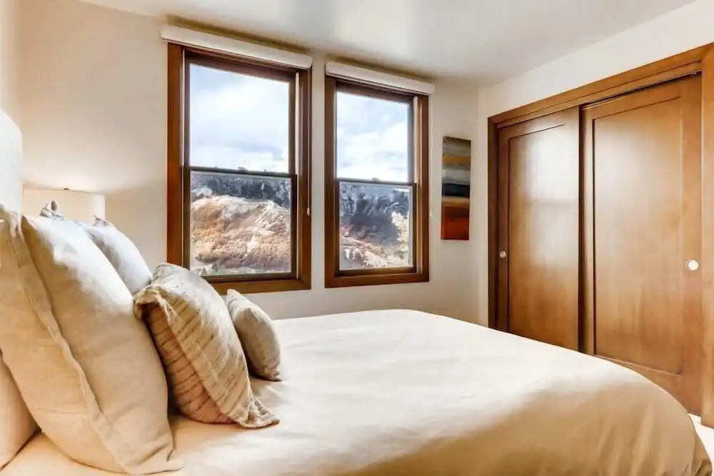Ski In, Ski Out, 2 Bedroom Luxury Residence With Hot Tub Access And Expansive Views