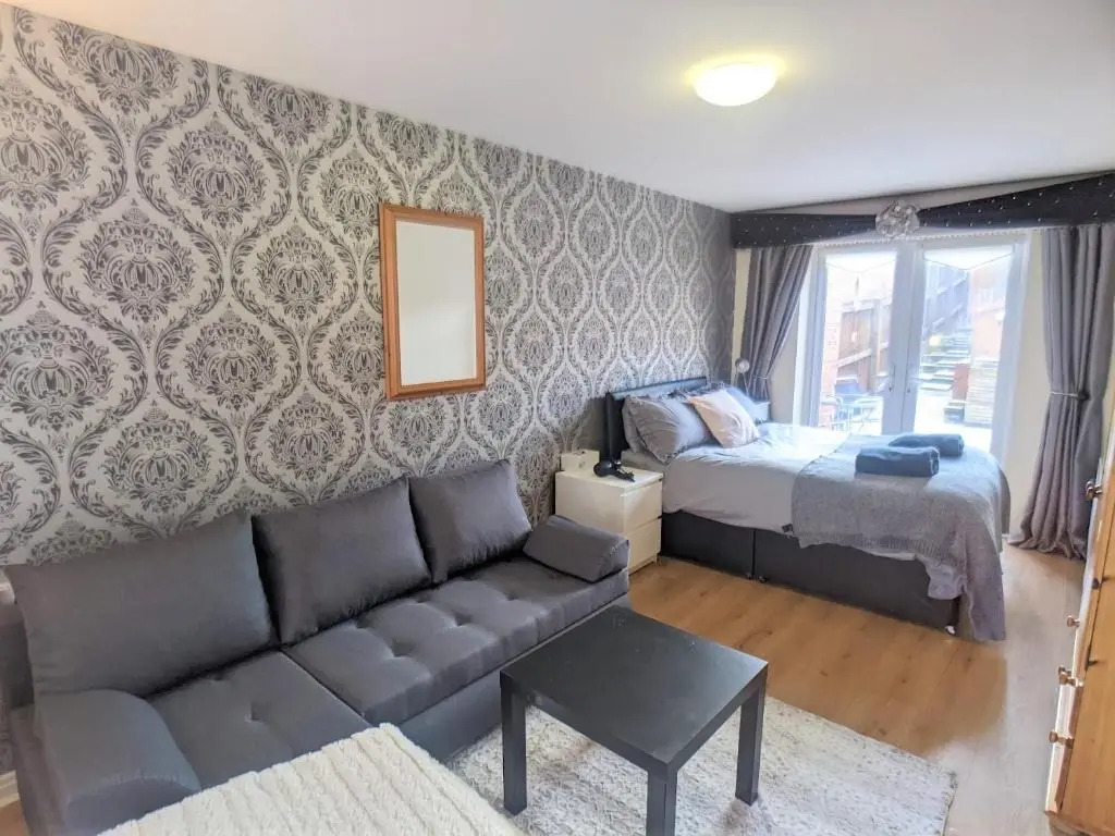 4 Bedrooms 3 Baths Large House Near City Centre, Free Parking