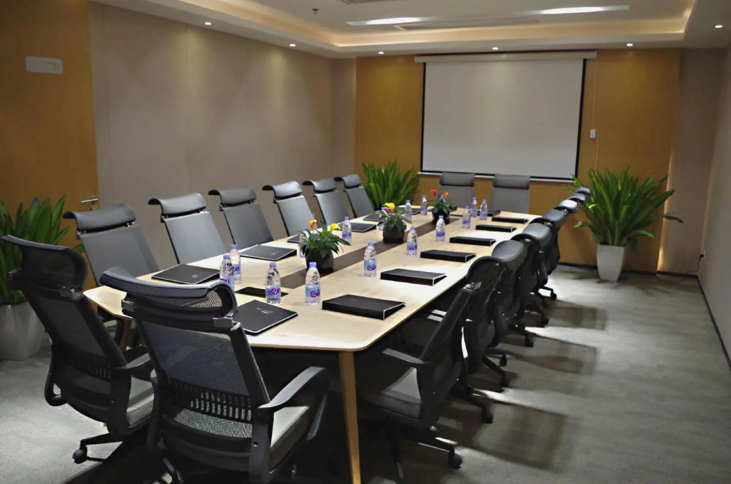Mangshi Bailongshe Hotel (Dehong Mangshi Airport Dehong Mangshi Square Branch)