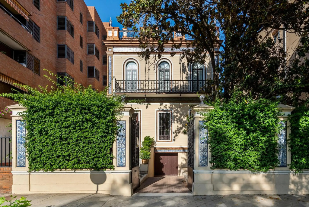 Villa Alfonso, Restored Palace House with gardens and Monuments Views